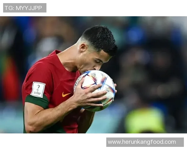 足球巨星C罗甜蜜亲吻爱妻展现幸福家庭生活瞬间